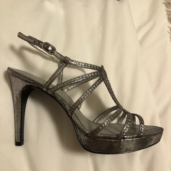 Silver with slight sparkle heels - Picture 3 of 3